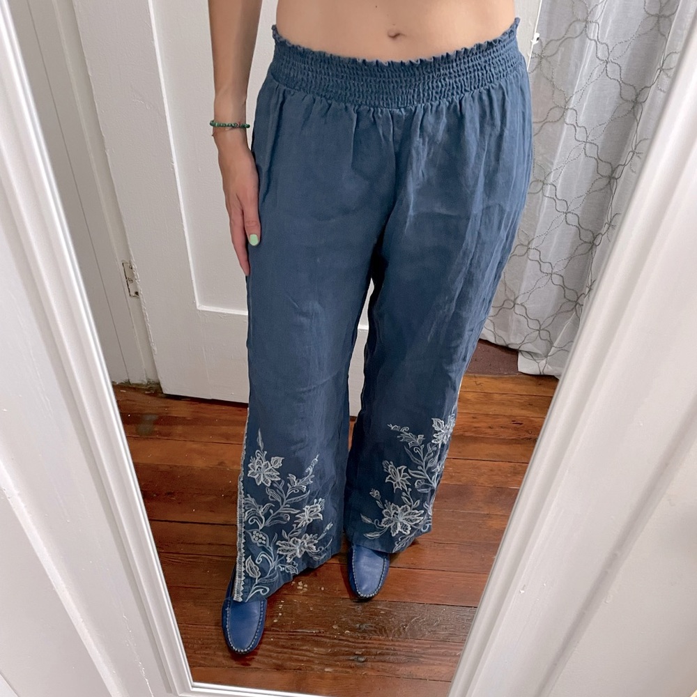 Lightweight pant with floral embroidery